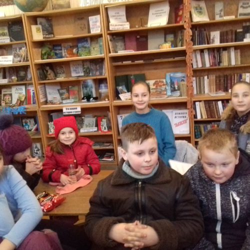 3 Kinder aus Lwowskoje in der Bibliothek2